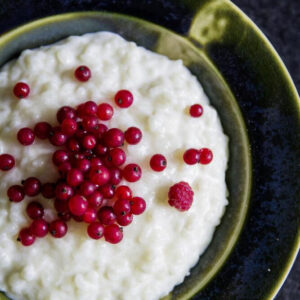 An up close image of dairy-free almond milk rice pudding