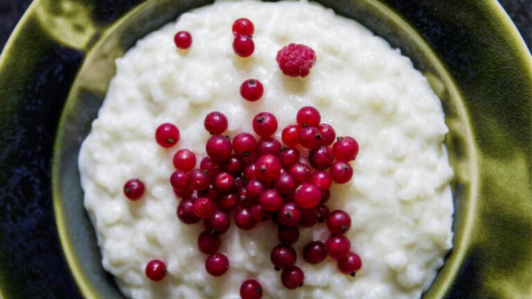 An up close image of dairy-free almond milk rice pudding